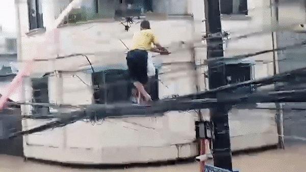 Pho ngap lut, nguoi dan ong Philippines di tren day dien xin thuc an hinh anh