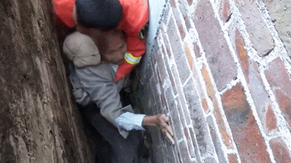 Giai cuu cu ong 85 tuoi bi mac ket trong khe ho 20 cm hinh anh