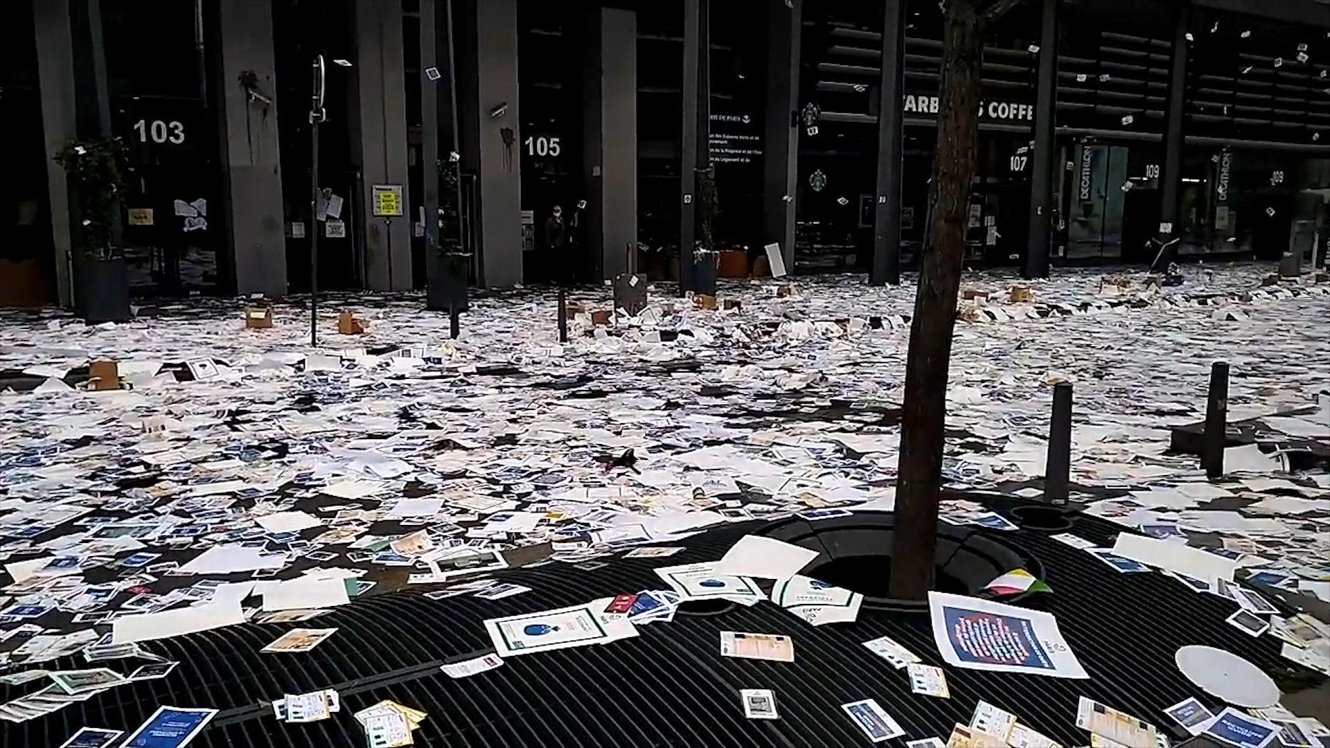 Cong nhan dinh cong, mot goc pho o Paris ngap rac hinh anh