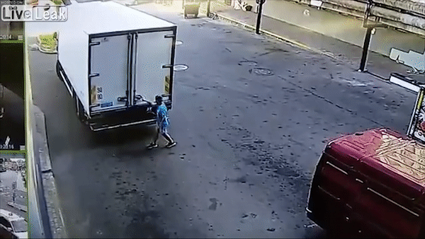 Tai xe vua mo thung hang, trai cay do ap vao nguoi hinh anh