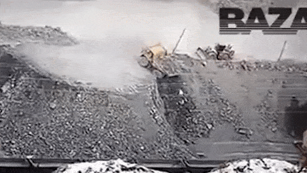 Xe tai nang 400 tan bi lat up va boc chay tai mo da o Nga hinh anh