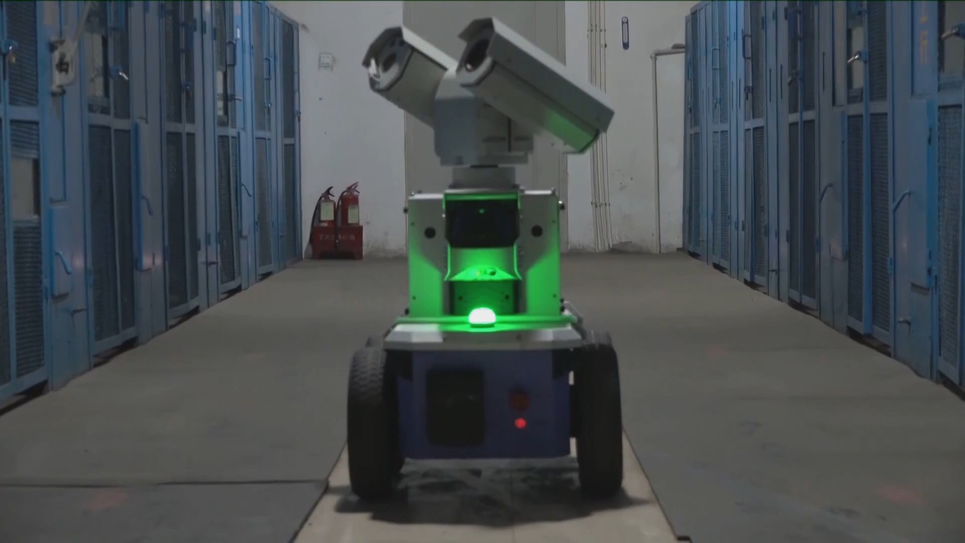 Robot tu dong kiem tra tram bien ap o Trung Quoc hinh anh