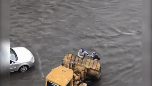 Xe ui dat cho nguoi bang qua duong ngap nuoc hinh anh