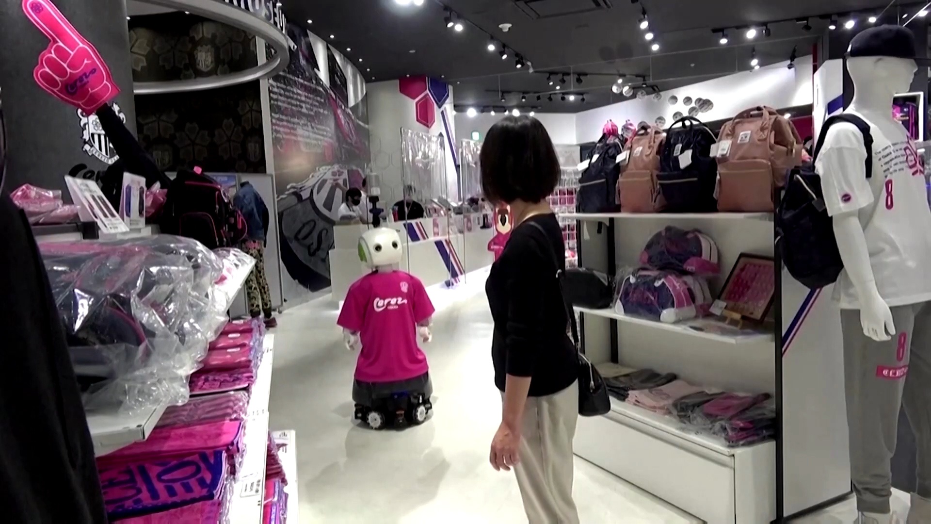 Robot yeu cau khach hang deo khau trang tai Nhat Ban hinh anh