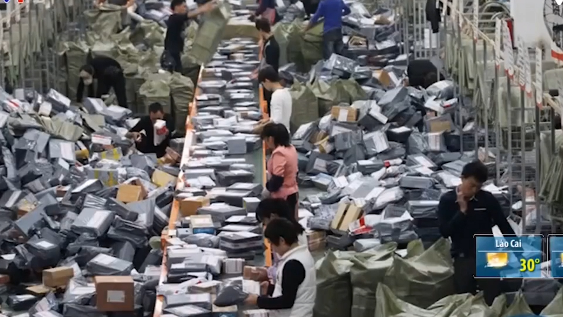 Van nan rac thai do bung no mua sam ngay doc than o Trung Quoc hinh anh