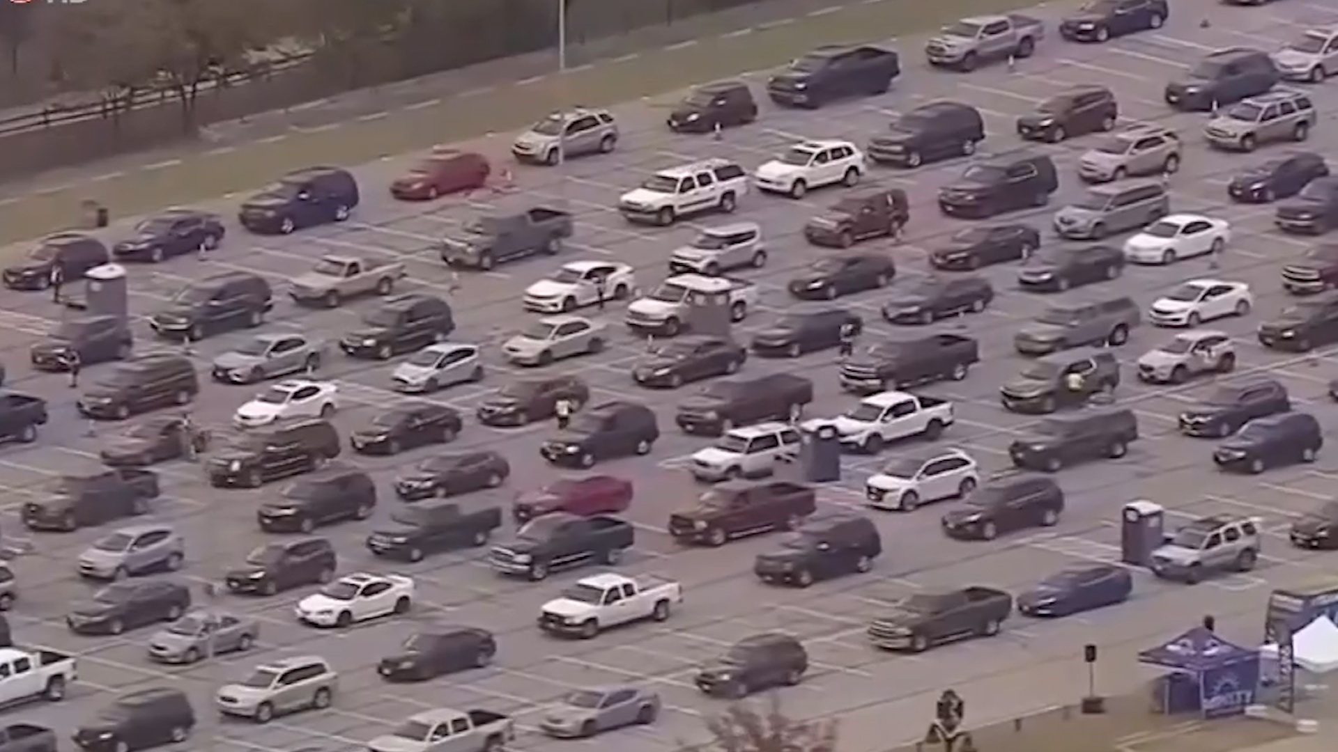 Hang nghin oto xep hang nhan thuc pham cuu tro tai My hinh anh