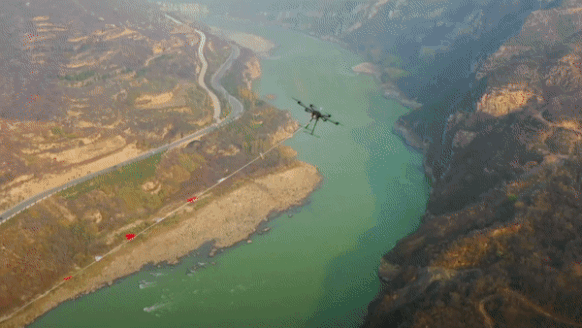 Su dung drone de keo day dien cao the o Trung Quoc hinh anh