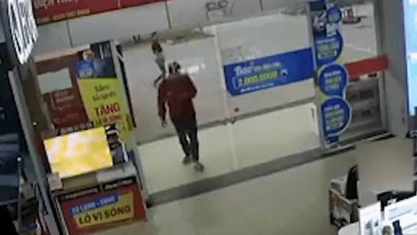 Nguoi dan ong dam dau vao cua kinh sieu thi hinh anh