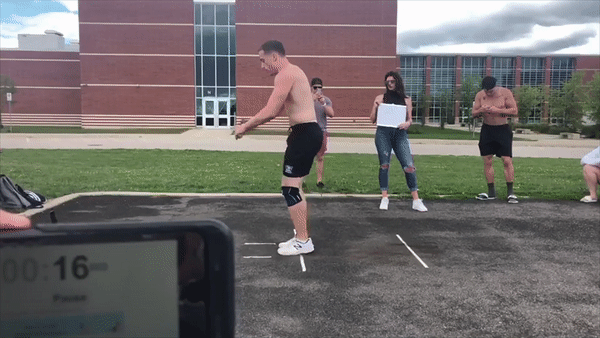 Van dong vien pha ky luc nhieu cu lon nguoc nhat trong 1 phut hinh anh