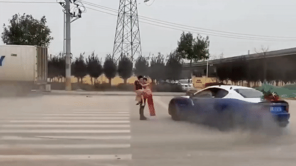 Man bieu dien oto drift quanh co dau chu re o Trung Quoc hinh anh