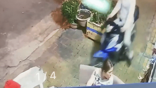 Nguoi phu nu o TP.HCM bi giat dien thoai hinh anh