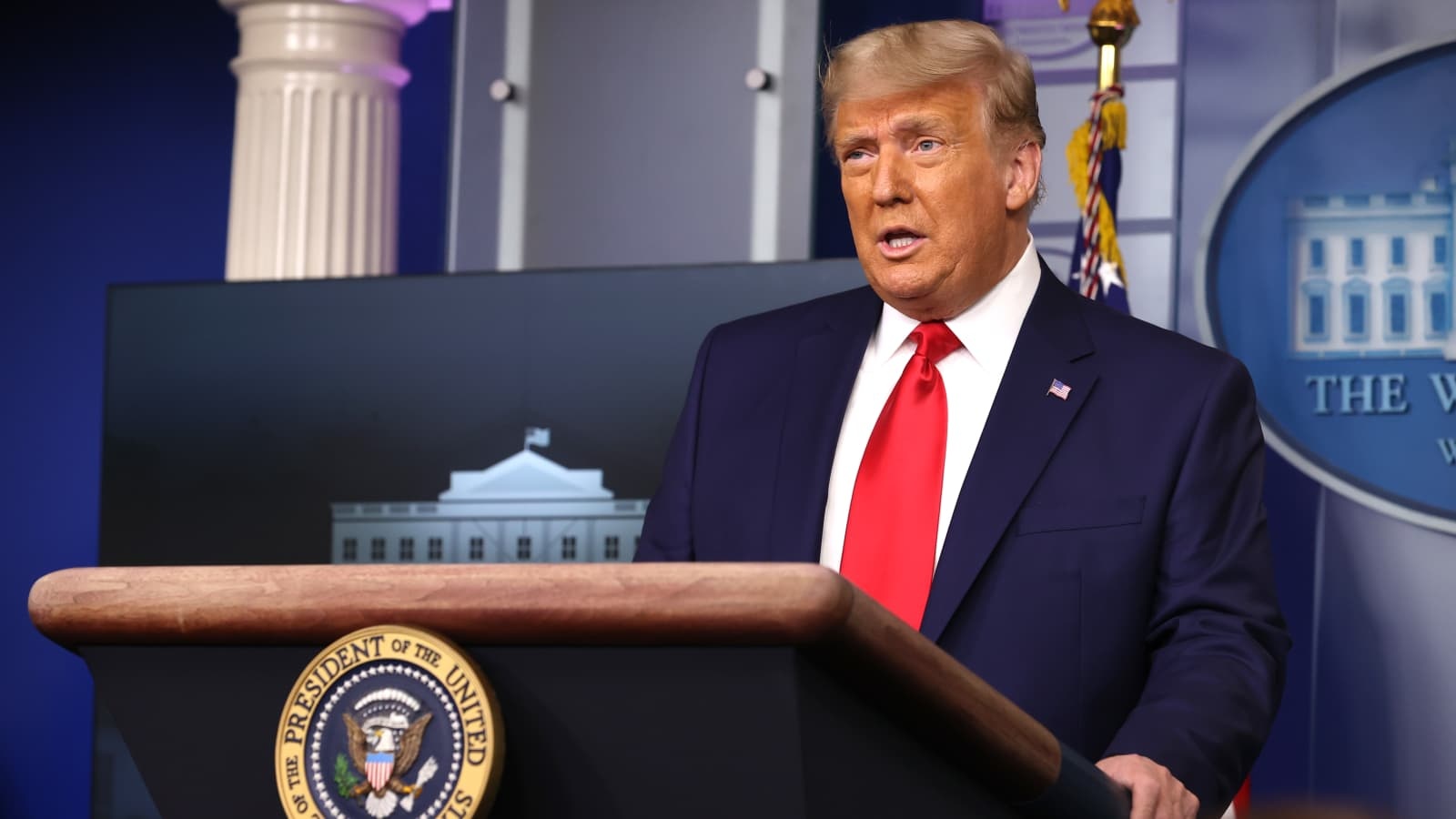 Tong thong Trump mo hop bao chuc mung chi so Dow Jones dat 30.000 hinh anh