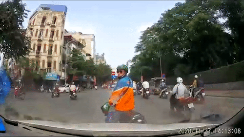 Nguoi dan ong nho nuoc bot vao oto khi bi bam coi lien tuc hinh anh