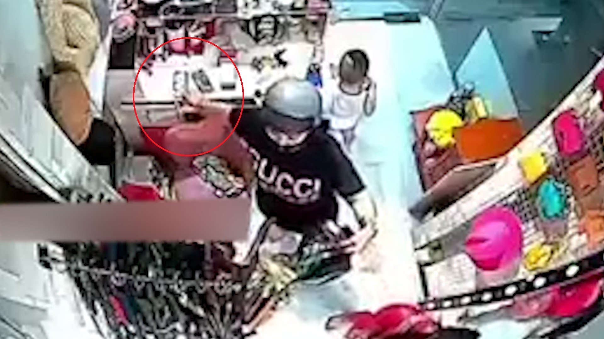Nguoi phu nu vo mua hang roi trom dien thoai o TP.HCM hinh anh