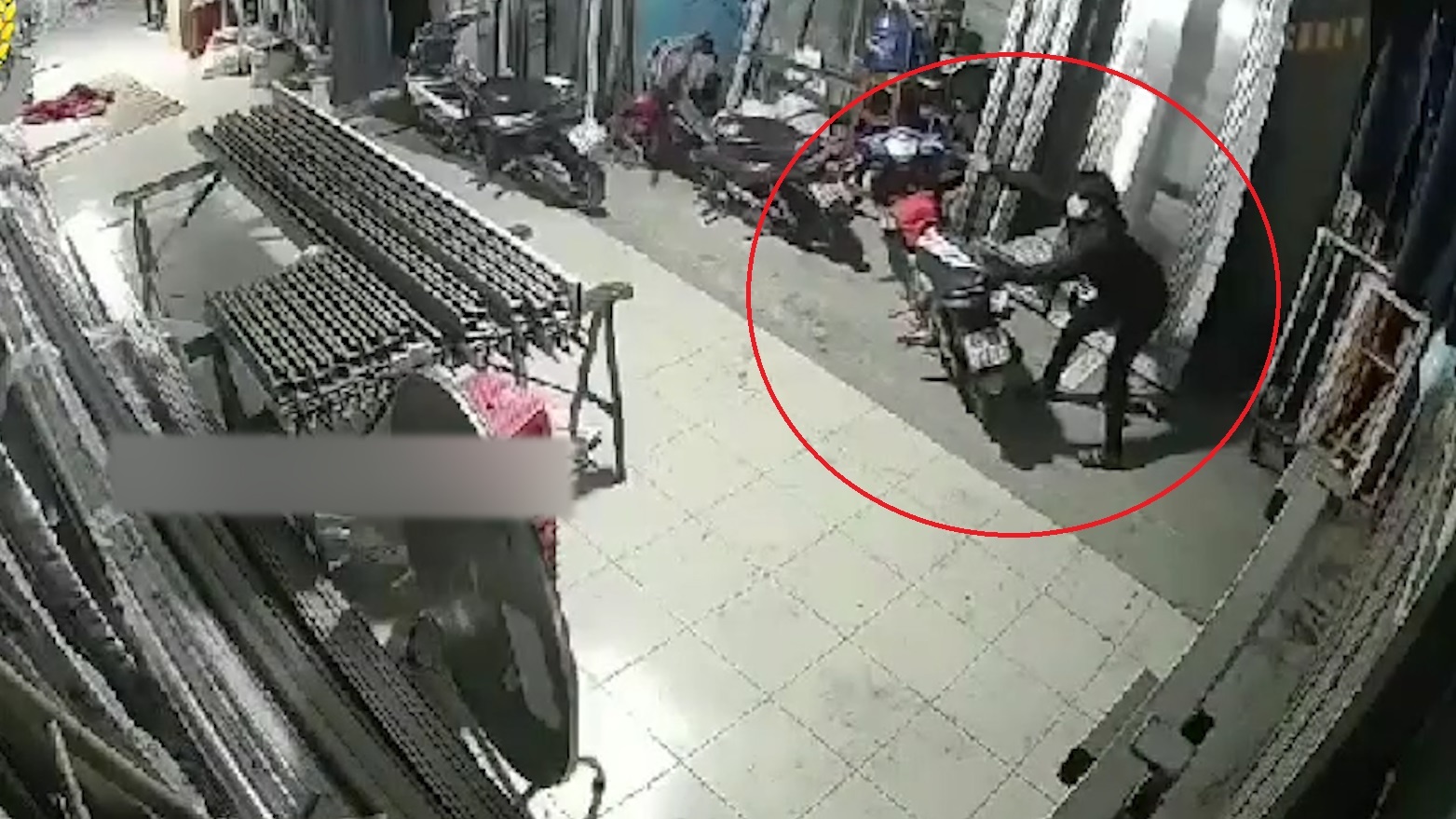 Ten trom vao nha xuong o TP.HCM danh cap xe may hinh anh