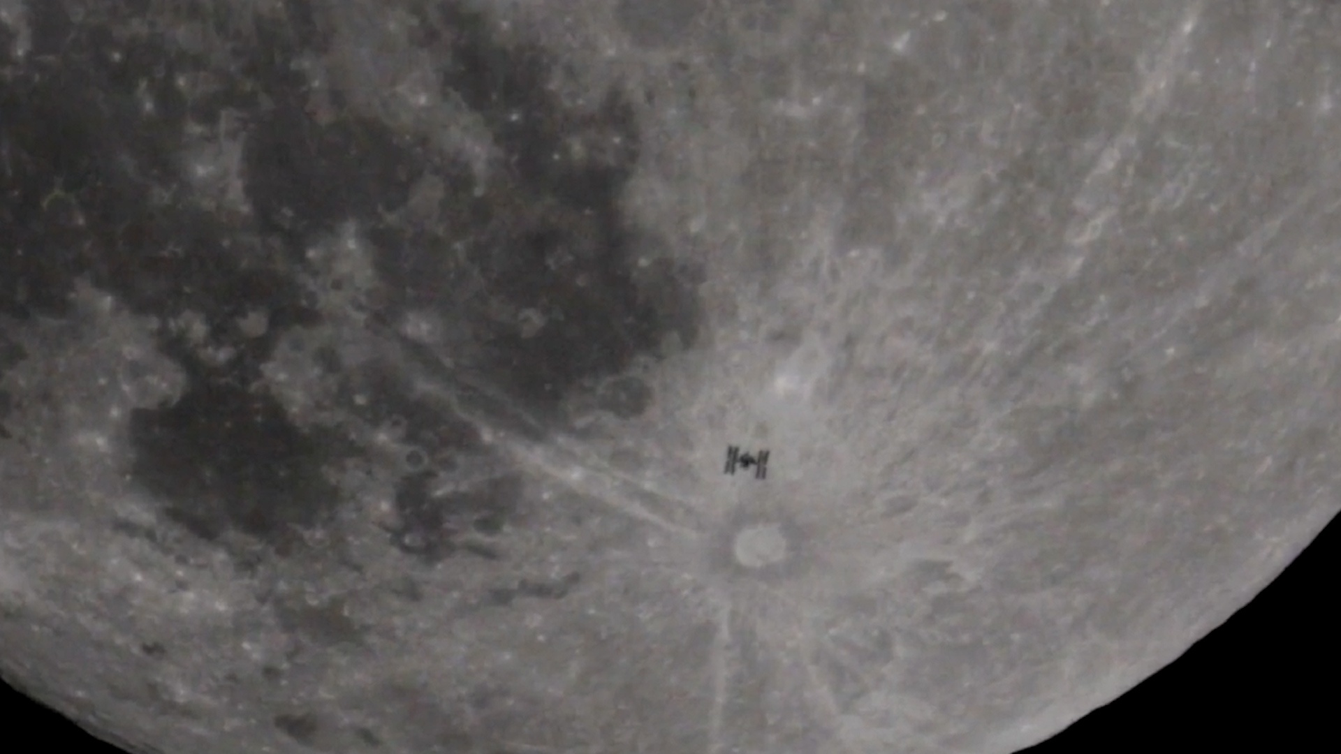 Khoanh khac tram ISS bay ngang mat trang hinh anh