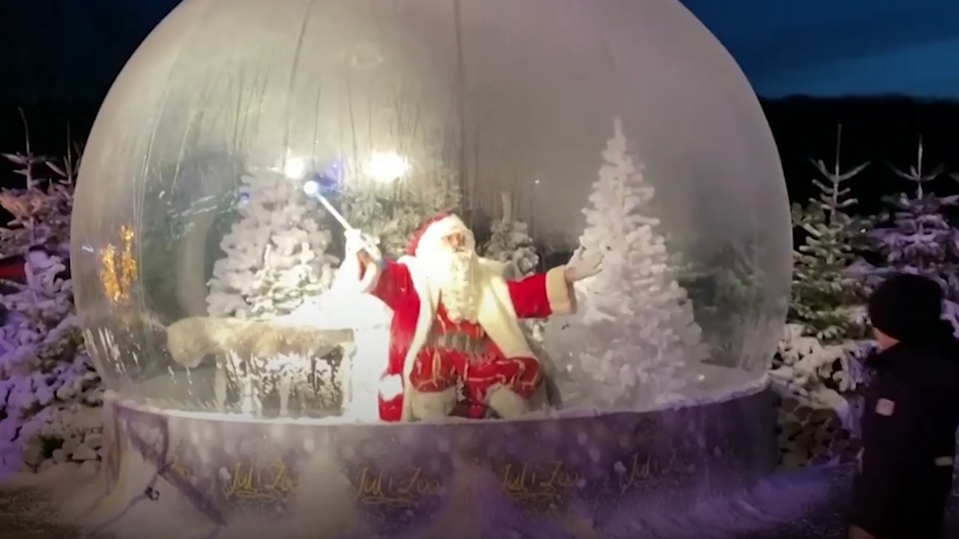 'Ong gia Noel' don khach trong qua cau tuyet vi Covid-19 hinh anh