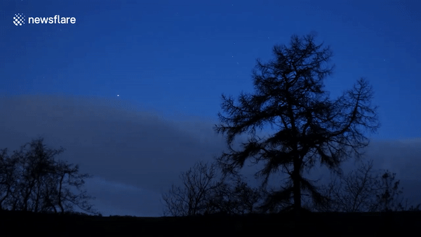 Sao Moc va Sao Tho 'duoi bat' tren bau troi dem o Ireland hinh anh