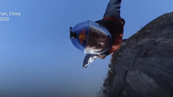 Van dong vien bay qua Truong Gia Gioi voi toc do 230 km/h hinh anh