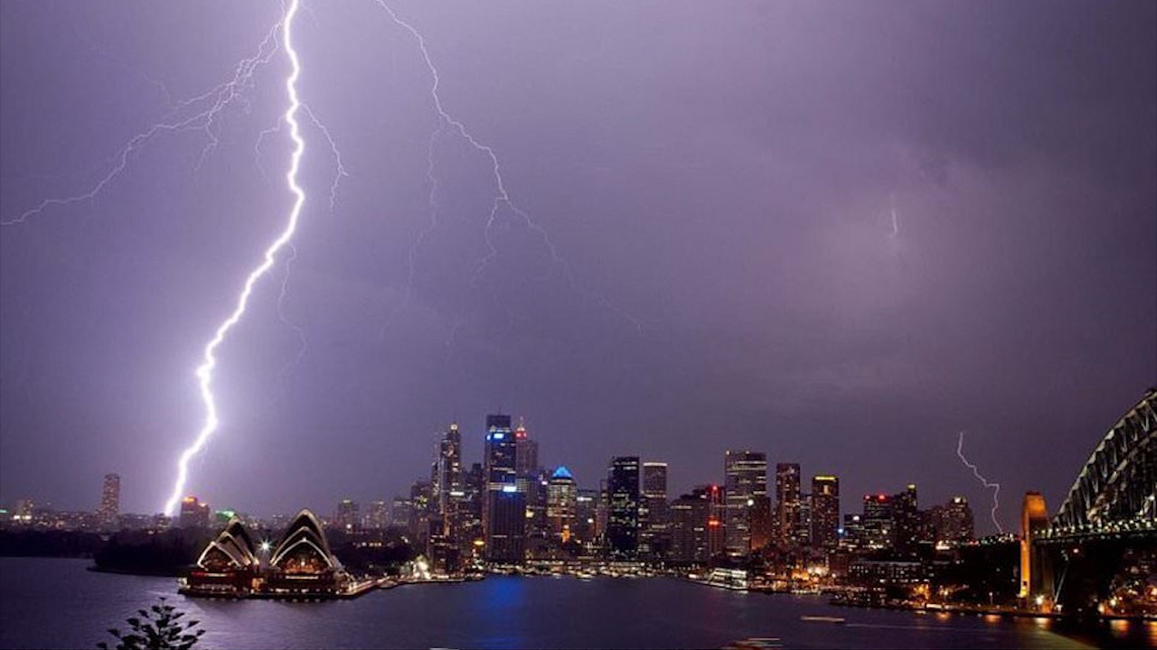 Bao lon o Sydney lam chay thap chuong, 20.000 ho dan bi mat dien hinh anh
