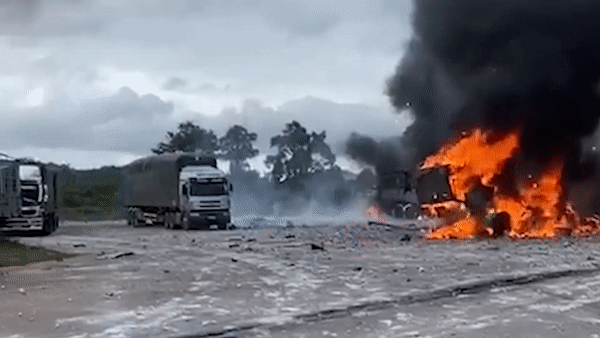 Xe tai cho phao phat no tai cua khau Lao hinh anh