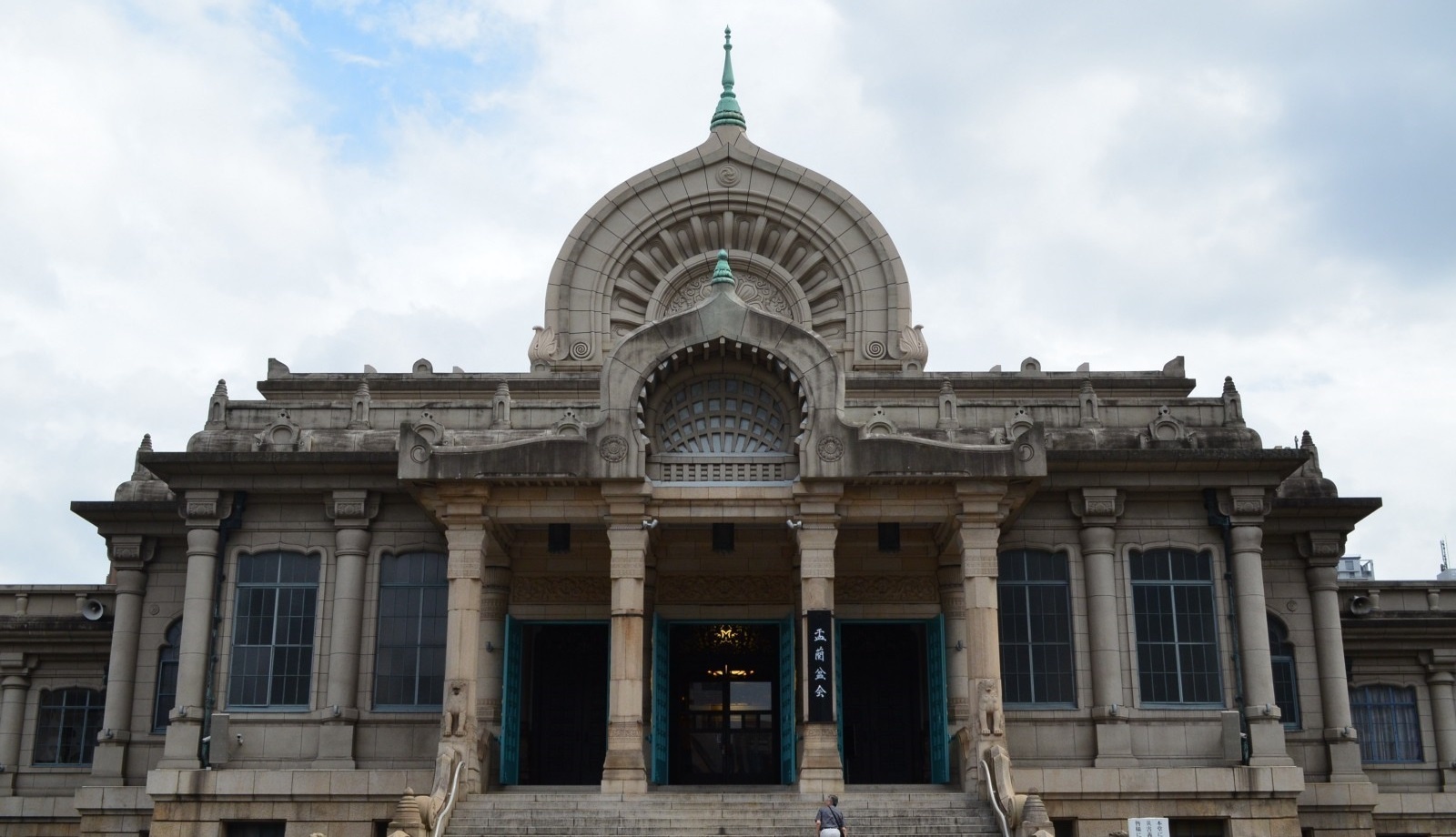 Ngoi chua cung cap dich vu mai moi cho nguoi doc than o Nhat hinh anh