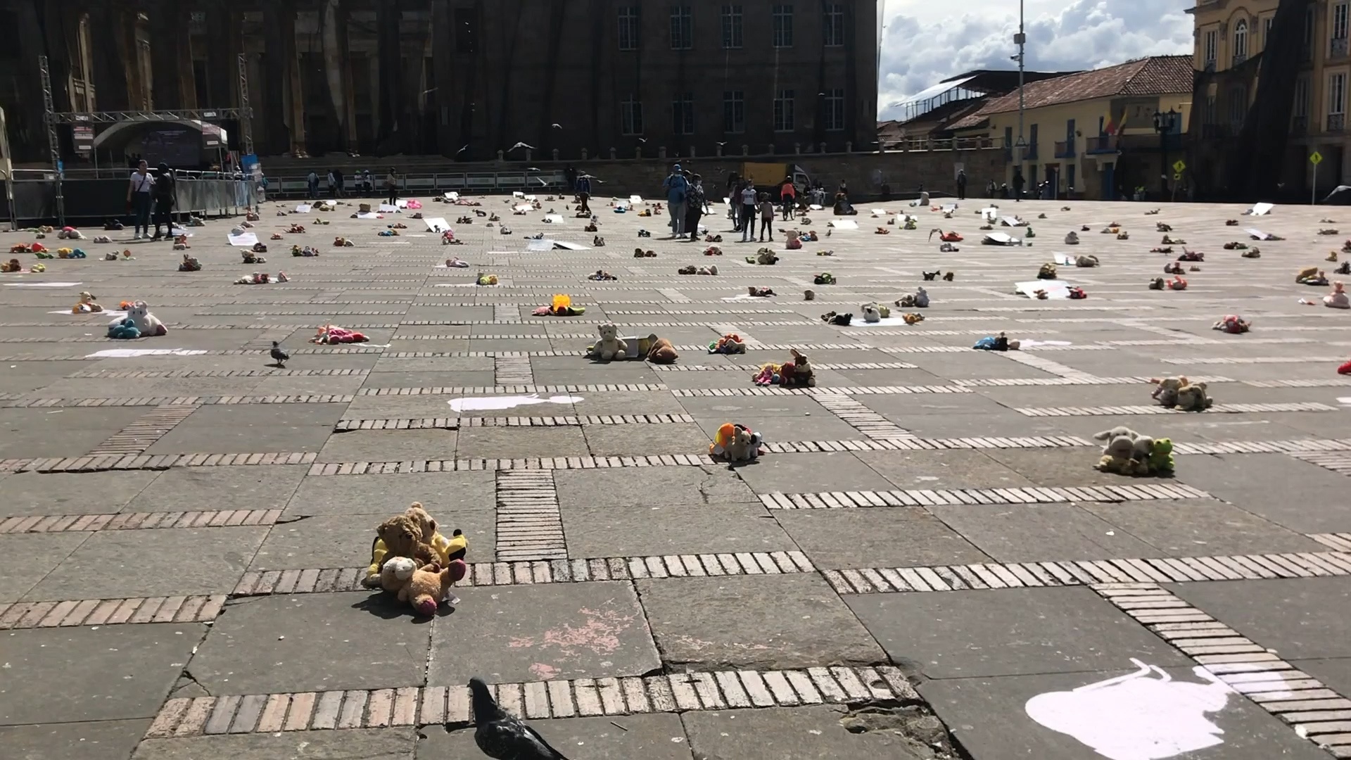 'Cuoc bieu tinh' cua hang tram thu bong giua quang truong hinh anh