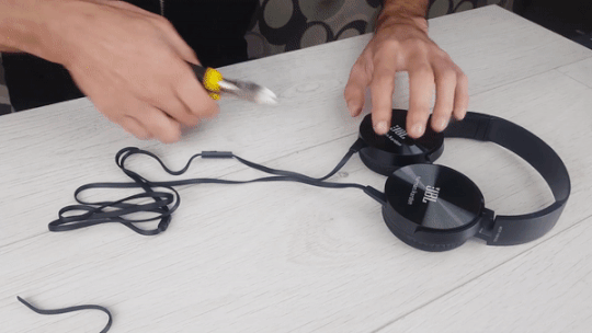 Che chiec tai nghe Bluetooth chi voi 2 USD hinh anh