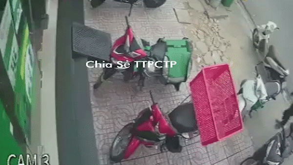 Ten trom be khoa xe may khi bao ve vua quay nguoi di hinh anh