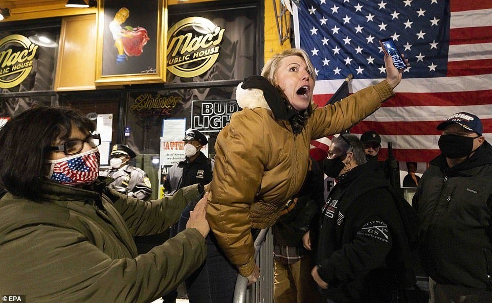 Dam dong tu tap ngoai quan bar New York bat chap lenh cam hinh anh