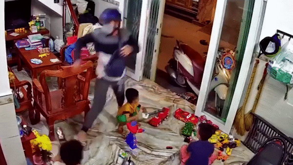 Cau be ngo ngac khi trom xong vao nha hinh anh