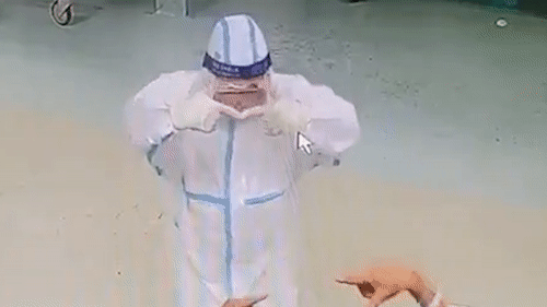 Y ta nhay vui nhon de co vu benh nhan Covid-19 o Philippines hinh anh