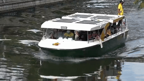 Tau dien chay bang nang luong mat troi duoc su dung o kenh dao Bangkok hinh anh