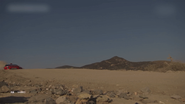 Lam the nao chiec oto co the bay qua mot san bong da? hinh anh