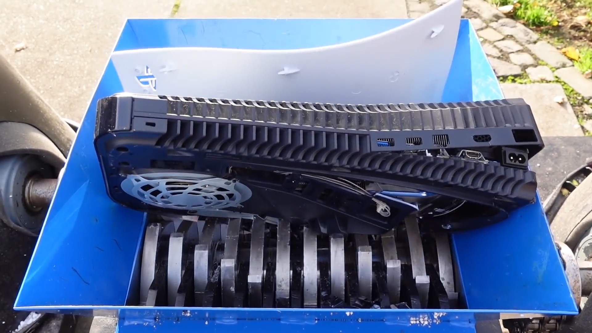 YouTuber nem ca chiec PlayStation 5 vao may nghien hinh anh