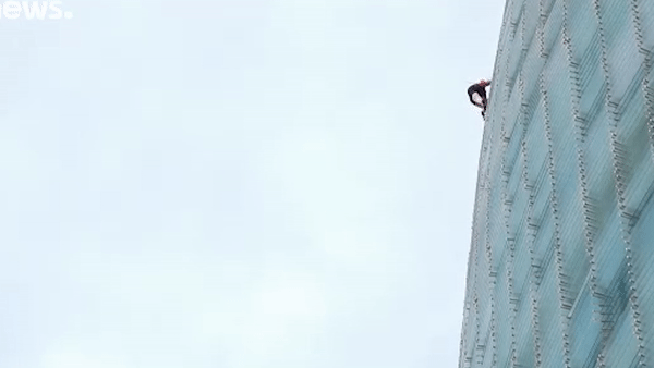 Nam thanh nien tay khong leo len toa nha cao 33 tang hinh anh