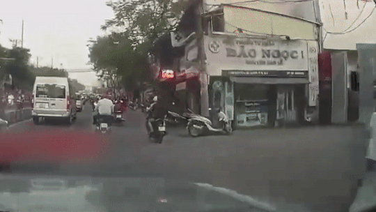 Co gai bi giat dien thoai o TP.HCM hinh anh