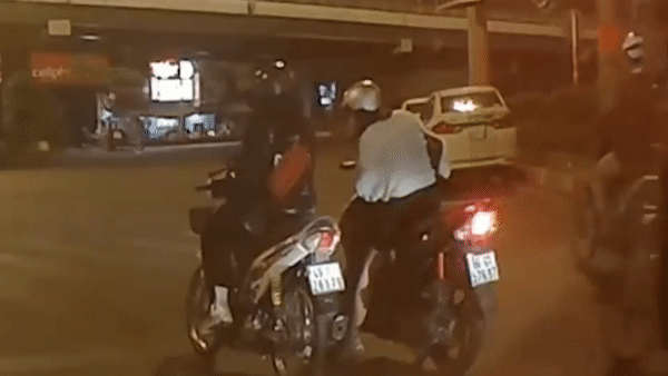 Nguoi phu nu bi giat tui xach khi dung cho den do hinh anh