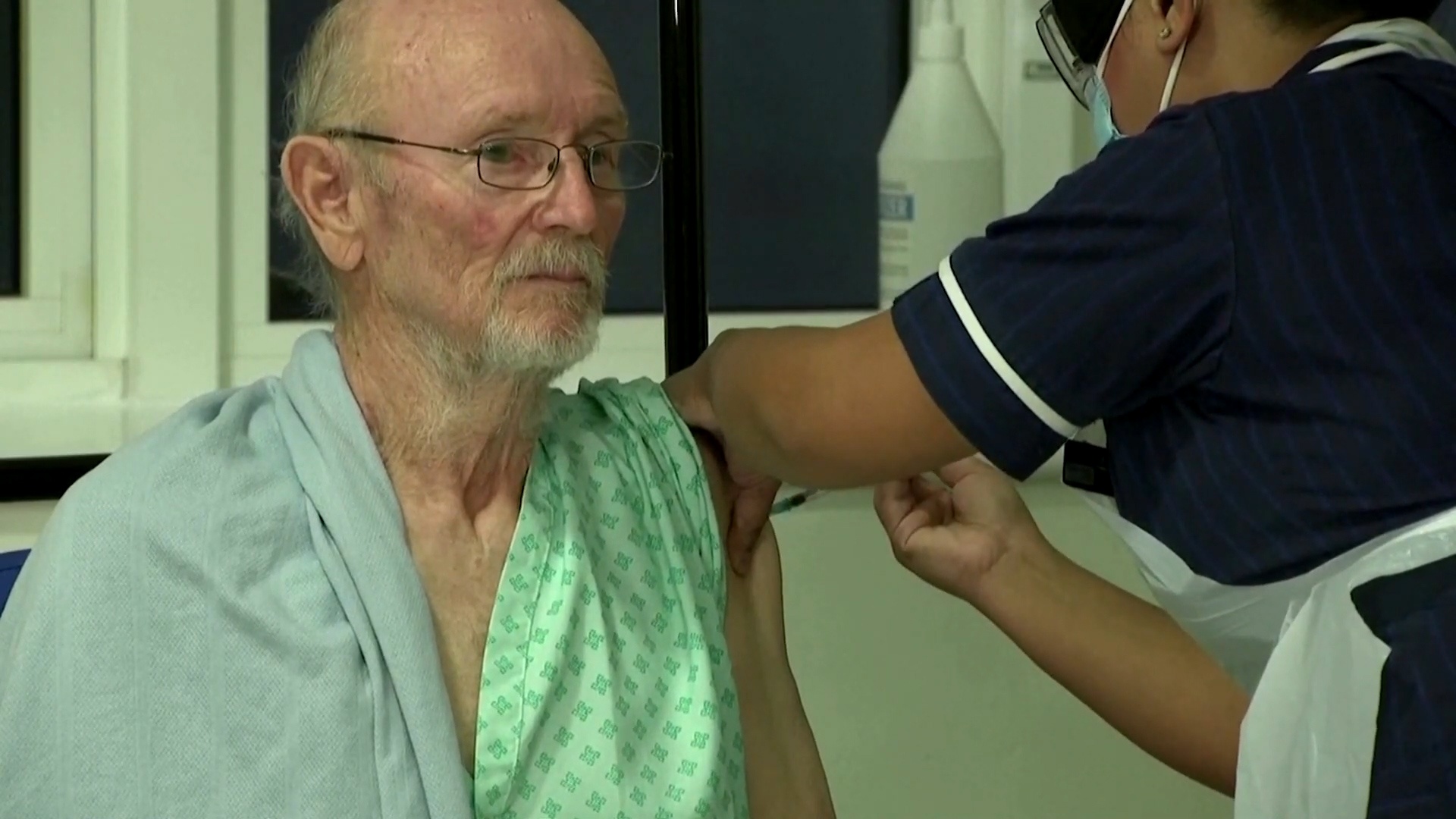 Cu ong William Shakespeare duoc tiem vaccine o Anh hinh anh