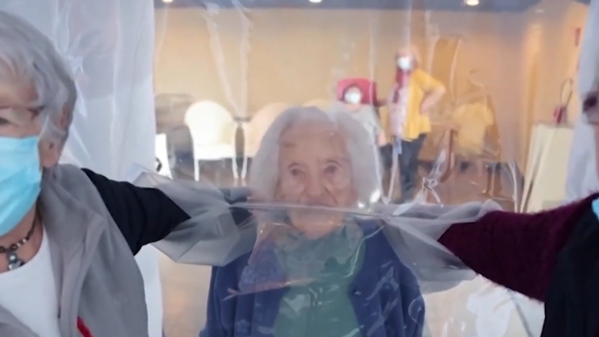 'Bong bong om' giup nguoi dang cach ly co the om, nam tay nguoi than hinh anh