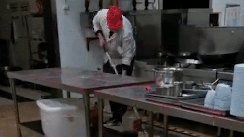 Nhan vien nhung cay lau nha vao chao o Trung Quoc hinh anh