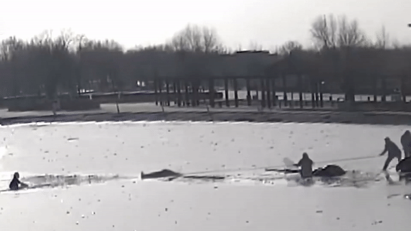 Cuu cau be roi xuong ho nuoc dong bang o Trung Quoc hinh anh