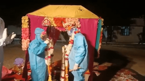 Mac do bao ho de ket hon voi co dau mac Covid-19 hinh anh