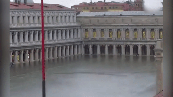 Timelapse canh thuy trieu dang lam ngap quang truong St. Mark o Venice hinh anh