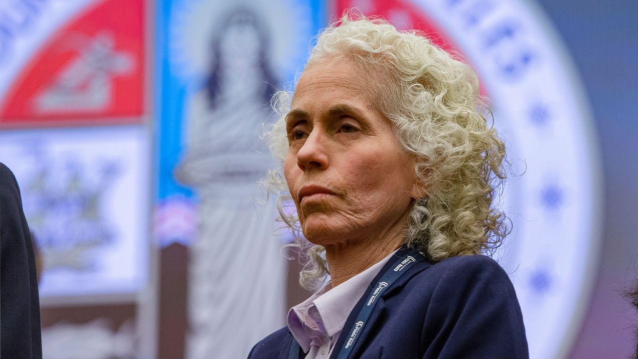 Giam doc y te Los Angeles nghen ngao trong cuoc hop bao ve Covid-19 hinh anh