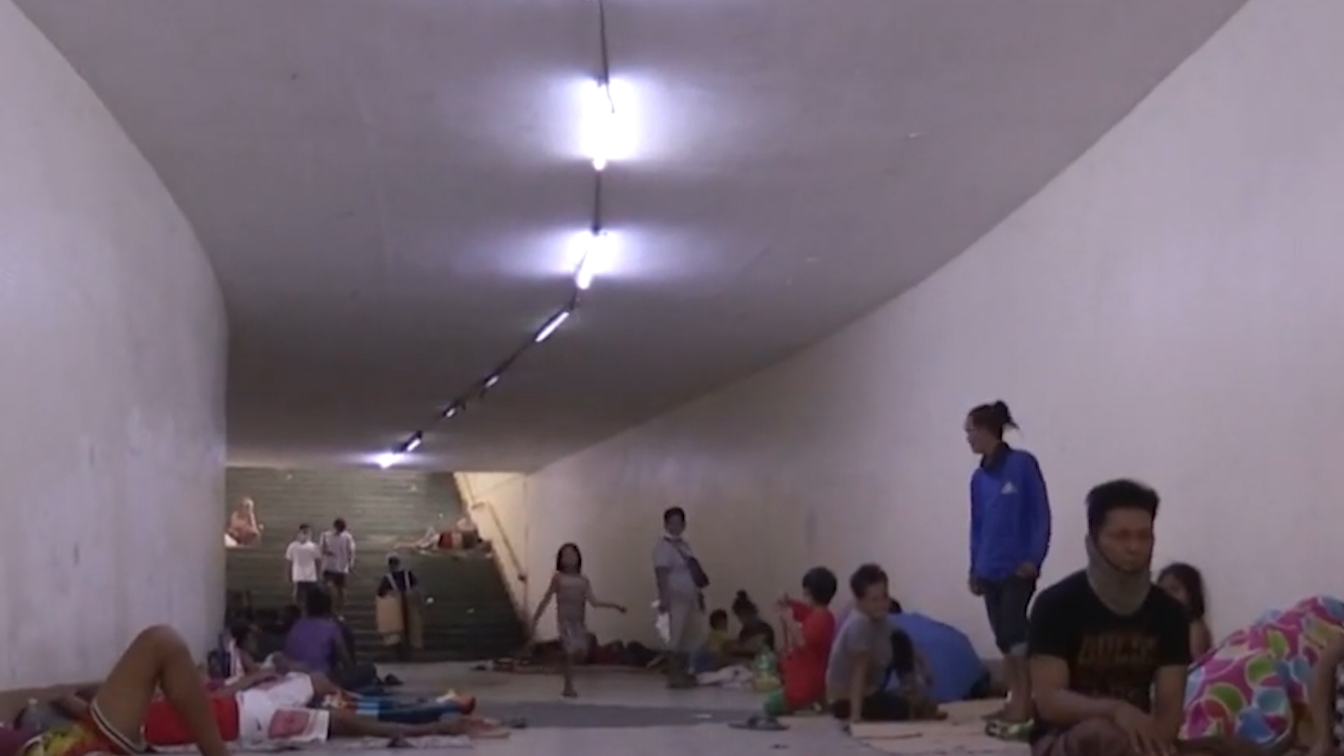 Hang tram gia dinh phai song tren duong pho vi Covid-19 o Philippines hinh anh