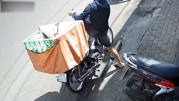 Shipper mat xe may vi quen rut chia khoa hinh anh