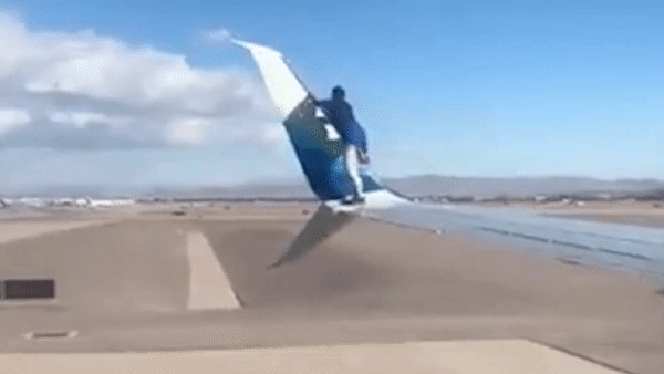 Nguoi dan ong treo len canh may bay sap khoi hanh hinh anh