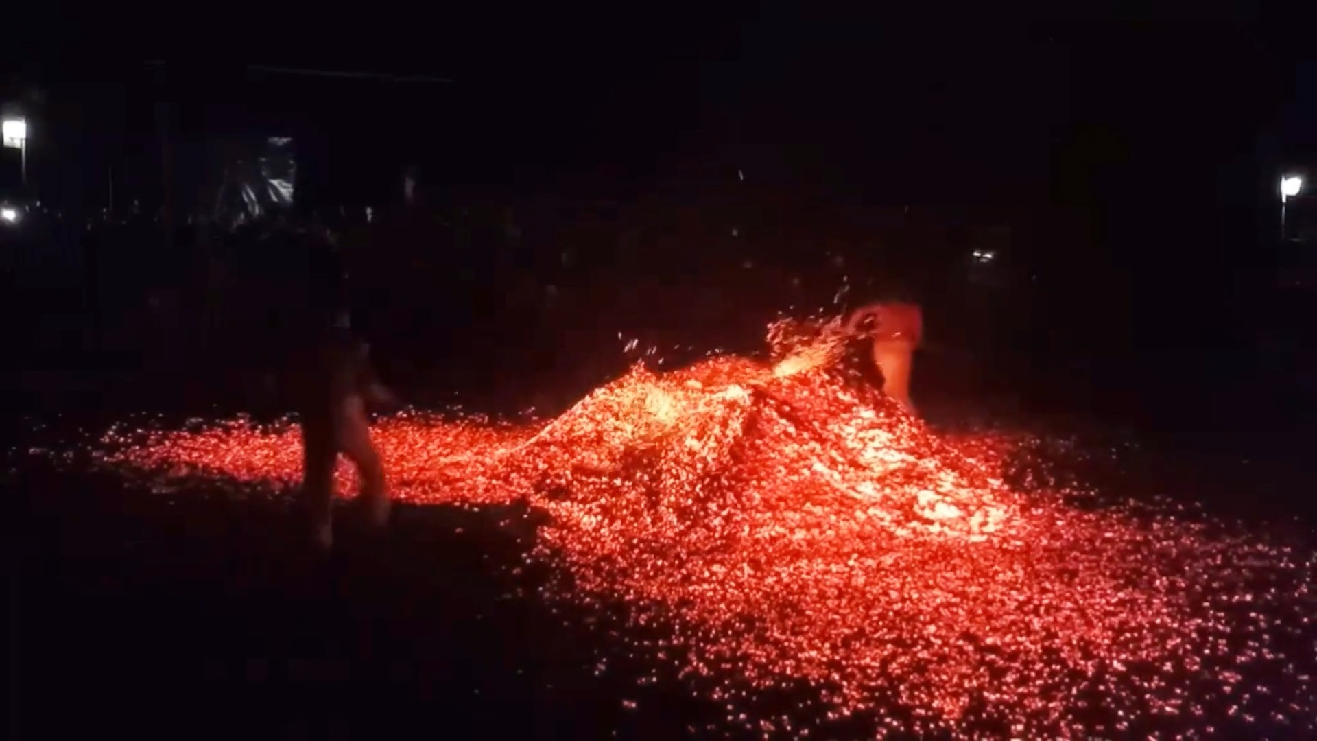 Nghi thuc di tren than dang chay de tru ta ma o Trung Quoc hinh anh