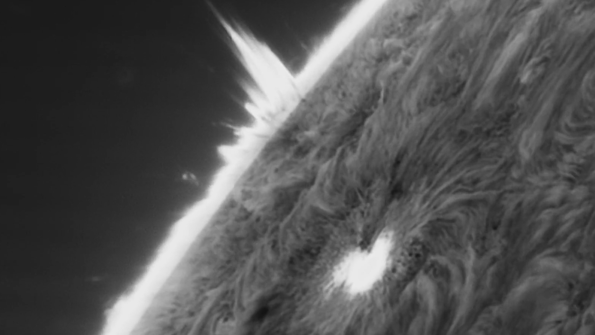 Can canh nhung vu no tren be mat cua Mat Troi hinh anh